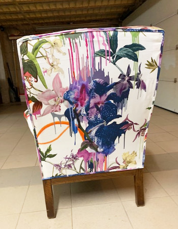 fauteuil anglais et tissu fleuri lavable Orchids Fantasia de Christian Lacroix, tissu vendu par la rime des matieres