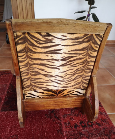fauteuil et tissu imitation peau de tigre