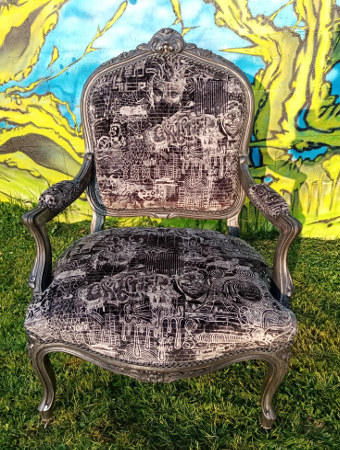 Fauteuil Louis 15 et tissu velours style street art Underground de Jean-Paul Gaultier, tissu vendu par la rime des matieres, bon plan et frais de port offerts