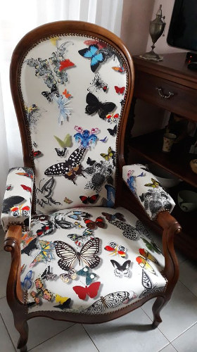 Fauteuil Voltaire et tissu papillons Butterfly Parade de Christian Lacroix, tissu vendu par la rime des matieres, bon plan tissu et frais de port offerts