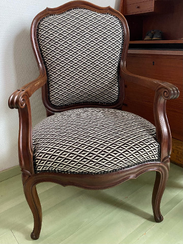 Fauteuil Louis Philippe et tissu Origami, design graphique, de Lelièvre