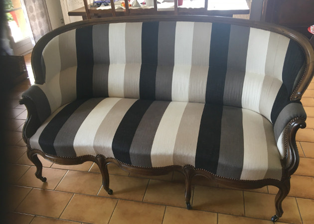 canap Louis Philippe et tissu Lawn Stripe, larges rayures modernes, de Clarke & Clarke, tissu vendu par la rime des matieres, bon plan tissu et frais de port offerts