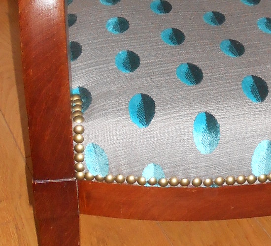 fauteuil Empire et tissu Beaubourg de chez Casal, motif gouttes velours sur fond toile, tissu vendu par la rime des matieres, bon plan tissu et frais de port offerts