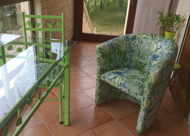 Fauteuil tonneau et chaises de véranda avec tissu Hothouse motif végétal luxuriant, tissu vendu par la rime des matieres, bon plan tissu et frais de port offerts