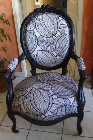 Fauteuil Louis Phiippe et tissu Nuit Blanche, motif végétal style Art Déco et lavable, tissu vendu par la rime des matieres, bon plan tissu et frais de pot offerts