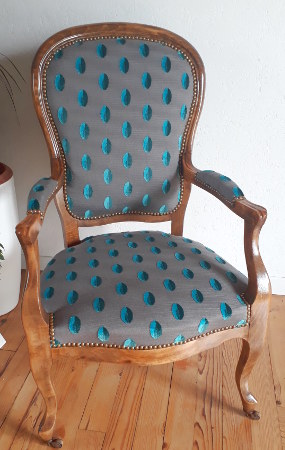 fauteuil cabriolet Louis Philippe et tissu Beaubourg de Casal, motif pois velours sur fond toile, tissu vendu par la rime des matieres, bon plan tissu et frais de port offerts
