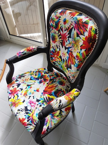 Tissu fleuri Barbade de Jean-Paul Gaultier et fauteuil Louis Philippe, tissu vendu par la rime des matieres, bon plan tissu et frais de port offerts