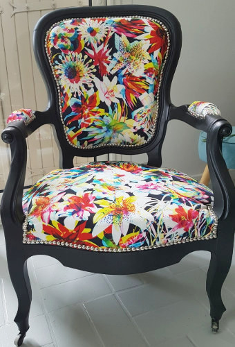 Tissu fleuri Barbade de Jean-Paul Gaultier et fauteuil Louis Philippe, tissu vendu par la rime des matieres, bon plan tissu et frais de port offerts