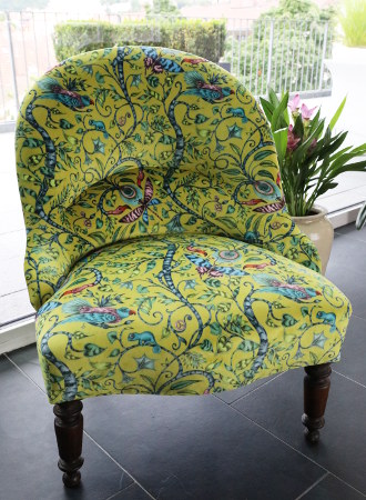 chauffeuse crapaud et tissu velours lavable Rousseau Velvet - motif animalier tropical de Clarke & Clarke, tissu vendu par la rime des amtieres, bon plan tissu et frais de port offerts