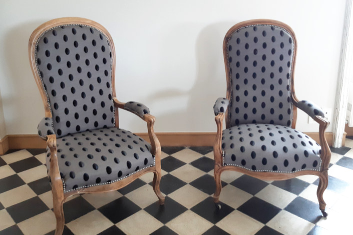 Paire de fauteuils voltaire avec le tissu Beaubourg de Casal, motif gouttes velours sur fond toile, tissu vendu par la rime des matieres, bon plan tissu et frais de port offerts