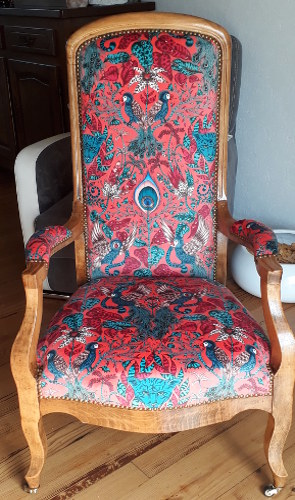 Fauteuil Voltaire et tissu Amazon Velvet, velours motif animalier tropical, tissu vendu par la rime des matieres, bon plan tissu et frais de port offerts