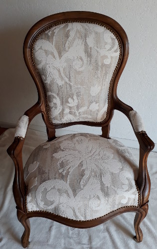 Fauteuil Louis Philippe et tissu Quito de Casal, motif floral lavable et Aquaclean anti-tâches pour chaise, fauteuil, canapé et rideaux vendu par la rime des matieres bon plan tissu