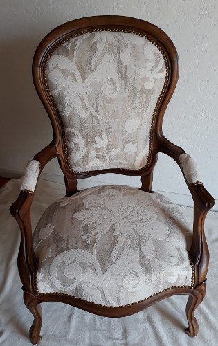 Fauteuil Louis Philippe avec le tissu Quito anti-tches, motif floral stylis, tissu vendu par la rime des matieres, bon plan tissu et frais de port offerts