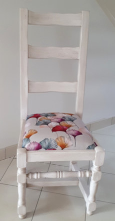 chaise rustique et tissu lavable Céline de Thévenon, motif feuilles ginkgo biloba colorées, tissu vendu par la rime des matieres, bon plan tissu et frais de port offerts