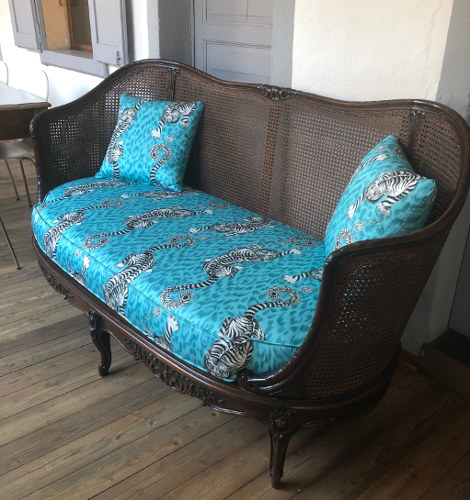 banquette en rotin et tissu Tigris de Chez Clarke, motif animalier vendu par la rime des matieres, bon plan tissu et frais de port offerts