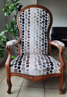 fauteuil voltaire et tissu Confettis de Casal, tissu vendu par la rime des matieres, bon plan tissu et frais de port offerts