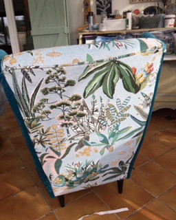 Bergère contemporaine et tissu Maquis design jardin botanique de Lelièvre et uni Boissière de Casal, tissus vendus par la rime des matières, bon plan tissu et frais de port offerts