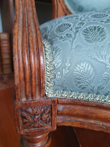 Fauteuil médaillon Louis XVI et soie Pommes de Pin de Tassinari & Chatel