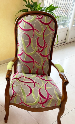 fauteuil voltaire et tissu ameublement  vermandois design graphique, tissu vendu par la rime des matieres, bon plan tissu et frais de port offerts