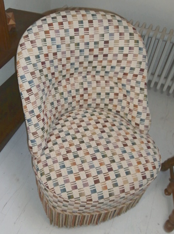 fauteuil crapaud et tissu d' ameublement Joan de Casal, design graphique, tissu vendu par la rime des matieres, bon plan tissu et frais de port offerts