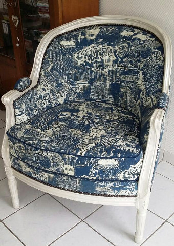 Fauteuil bergre Louis 16 et tissu Street de Jean-Paul Gaultier, tissu vendu par la rime des matieres, bon plan tissu et frais de port offerts