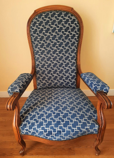Fauteuil Voltaire tissu aquaclean anti-tache Otuzco, design graphique, tissu vendu par la rime des matieres, bon plan tissu et frais de port offerts