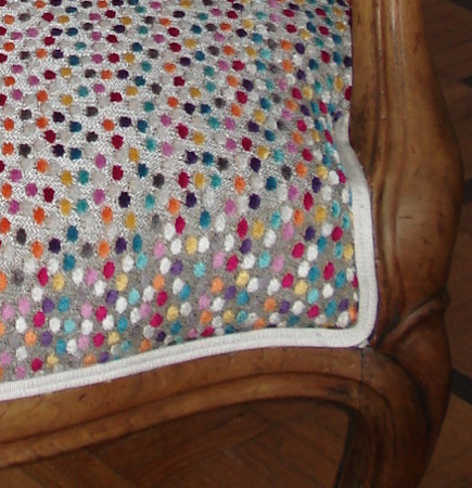 Fauteuil Voltaire et tissu d'ameublement Janeiro, velours motif pois colors de Casal, tissu vendu par la rime des matieres, bon plan tissu et frais de port offerts