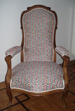 Fauteuil Voltaire et tissu d'ameublement Janeiro, velours motif pois colors de Casal, tissu vendu par la rime des matieres, bon plan tissu et frais de port offerts