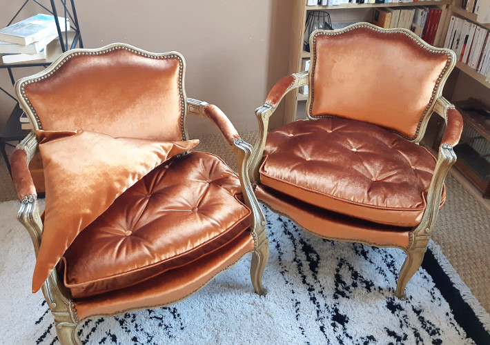 Paire de fauteuils cabriolets Louis Xv avec tissu velours glamour chatoyant Vicenza coloris russet de Designers Guild,tissu ve,du apr la rime des amtieres, bon plan tissu et frais de port offerts