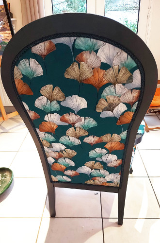 Fauteuil voltaire et tissu lavable Cline de Thvenon, motif floral fantaisie feuilles ginkgo biloba, tissu vendu par la rime des matieres, bon plan tissu et frais de port offerts 