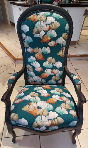 Fauteuil voltaire et tissu lavable Cline de Thvenon, motif floral fantaisie feuilles ginkgo biloba, tissu vendu par la rime des matieres, bon plan tissu et frais de port offerts 