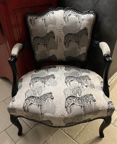 Fauteuil cabriolet Louis XV et tissu d'ameublement Damara motif zbre de chez Prestigious Textiles, tissu vendu par la rime des matieres, bon plan tissu et frais de port offerts 