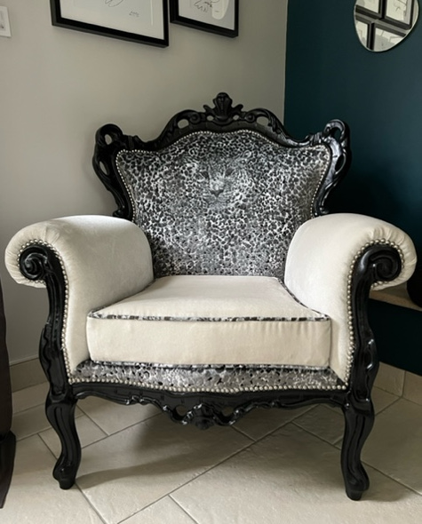 Fauteuil esprit baroque avec tissus d'ameublement Jaguar et Olympe de chez Casal, tissus d'ameublememtn vendus par la rime des matieres, bon plan tissu et frais de port offerts