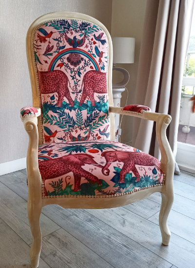 Fauteuil voltaire et tissu velours Zambezi Velvet, motif éléphant de la jungle, de Clarke & Clarke, tissu vendu par la rime des matieres, bon plan tissu et frais de port offerts