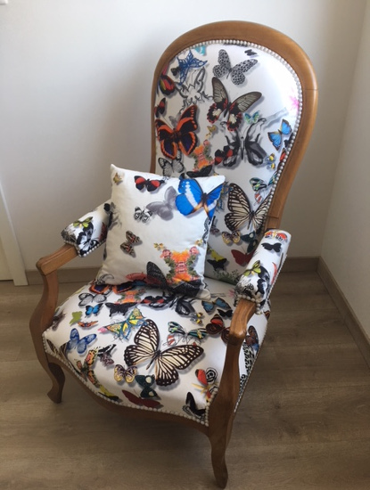 Fauteuil voltaire et tissu papillons Butterfly Parade de Christian Lacroix, tissu vendu par la rime des matieres, bon plan tissu et frais de port offerts