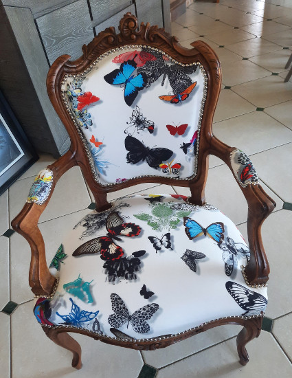 Cabriolet louis XV et tissu Butterfly Parade motif papillons colorés de Christian Lacroix, tissu d'ameublement vendu par la rime des matieres, bon plan tissu et frais de port offerts