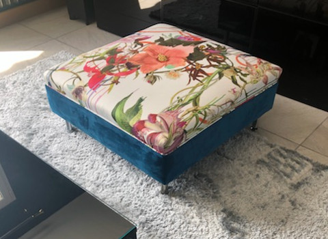 pouf et tissu d'ameublement Orchids Fantasia, motif floral de Christian Lacroix, tissu vendu par la rime des matieres, bon plan tissu et frais de port offerts