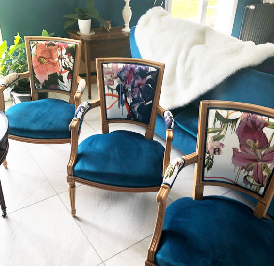 fauteuils Louis XVI Jacob et tissu d'ameublement Orchids Fantasia, motif floral de Christian Lacroix, tissu vendu par la rime des matieres, bon plan tissu et frais de port offerts