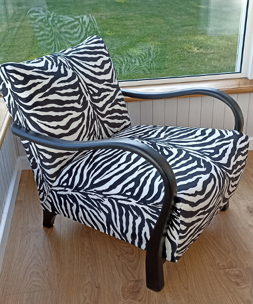 Fauteuil Art Dco et tissu Zbra de Casal,  motif peau de zbre doux et velout, tissu vendu par la rime des matieres, bon plan tissu et frais de port offerts    