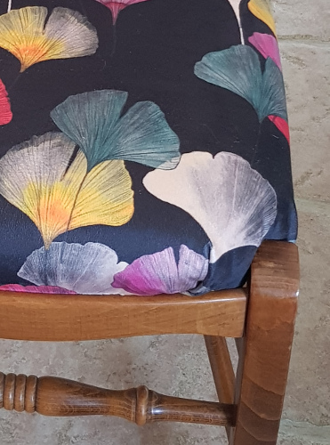 chaise tissu lavable Céline Velours de Thévenon, motif feuilles ginkgo biloba, tissu vendu par la rime des matieres, bon plan tissu et frais de port offerts