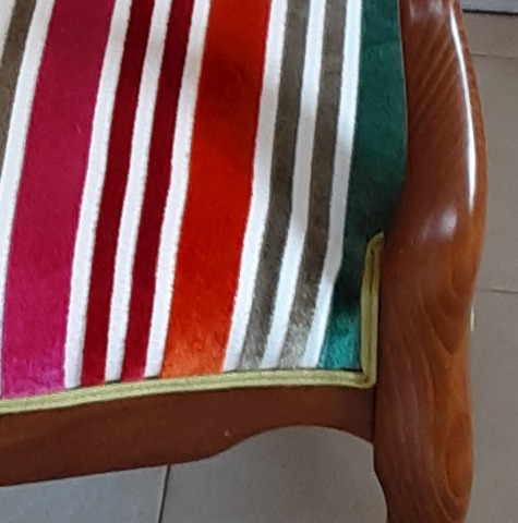 Fauteuil voltaire et tissu velours Arc En Ciel, velours  rayures muticolores de Casal, tissu  d'ameublement vendu par la rime des matieres, bon plan tissu et frais de port offerts