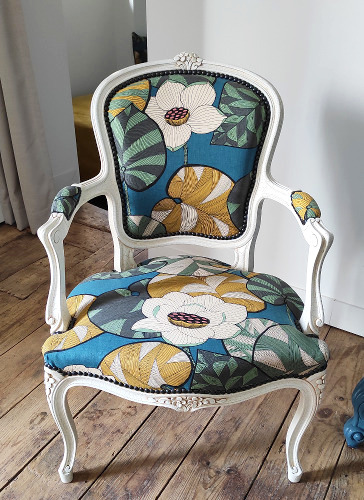 Fauteuil cabriolet Louis 15 et tissu IDRIS 280 motif stylis nnuphars, de chez Thvenon, tissu vendu par la rime des matieres, bon plan tissu et frais de port offerts