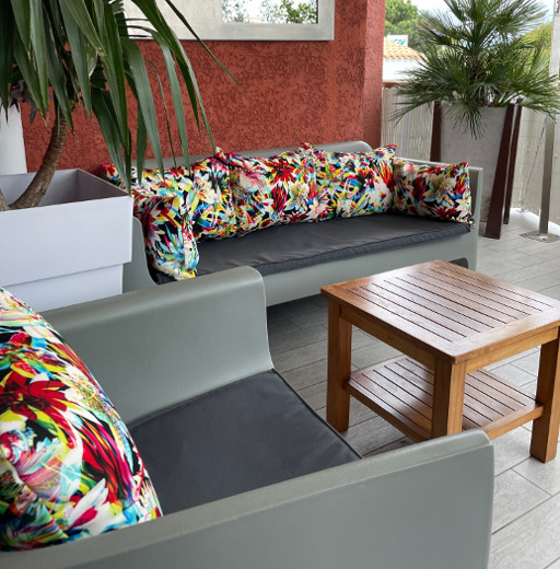 canapé et coussins tissu Barbade de Jean-Paul Gaultier, tissu vendu par la rime des amtieres, bon plan tissu et frais de port offerts