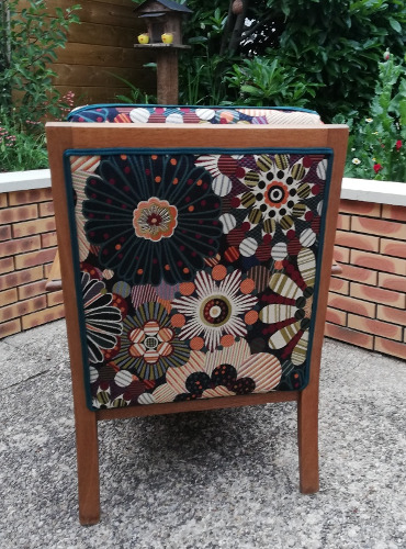 Fauteuil et tissu Seventies, motif floral design années 70, de chez Casal, tissus vendu par la rime des matieres, bon plan tissu et frais de port offerts