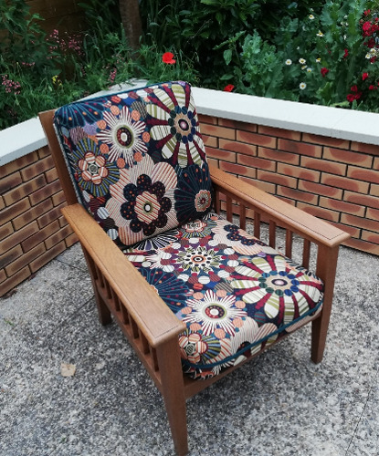 Fauteuil et tissu Seventies, motif floral design années 70, de chez Casal, tissus vendu par la rime des matieres, bon plan tissu et frais de port offerts