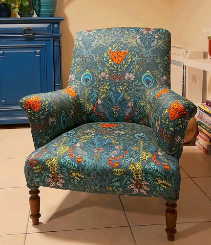 Fauteuil anglais et tissu animalier Amazon de Clarke & Clarke, tissu vendu par la rime des matieres, bon plan tissu et frais de port offerts