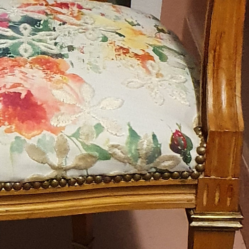 fauteuil style directoire et tissu Sunshine de Casal, motif floral et broderies, tissu ameublement vendu par la rime des matieres, bon plan tissu et frais de port  offerts