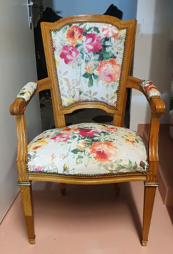 fauteuil style directoire et tissu Sunshine de Casal, motif floral et broderies, tissu ameublement vendu par la rime des matieres, bon plan tissu et frais de port  offerts