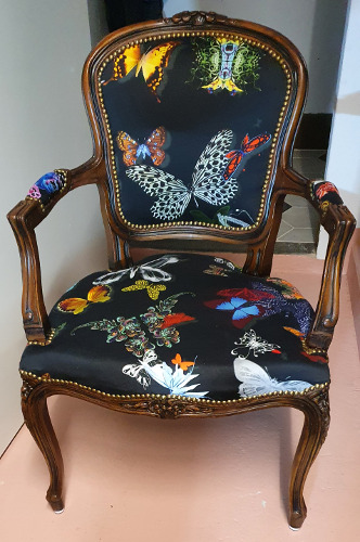 fauteuil cabriolet Louis XV et tissu d'ameublement Butterfly Parade de Christian Lacroix, tissu lavable motif papillons multicolores vendu par la rime des matieres, bon plan tissu et frais de port offerts
