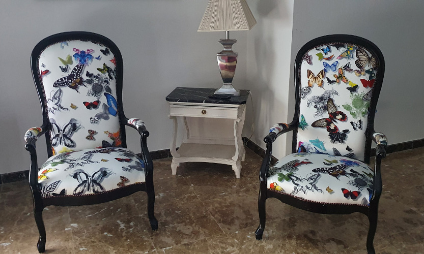 Fauteuils Voltaire et tissu d'ameublement Butterfly Parade, de Christian Lacroix, superbe tissu motif papillons multicolores vendu par la rime  des matieres, bon plan tissu et frais de port offerts